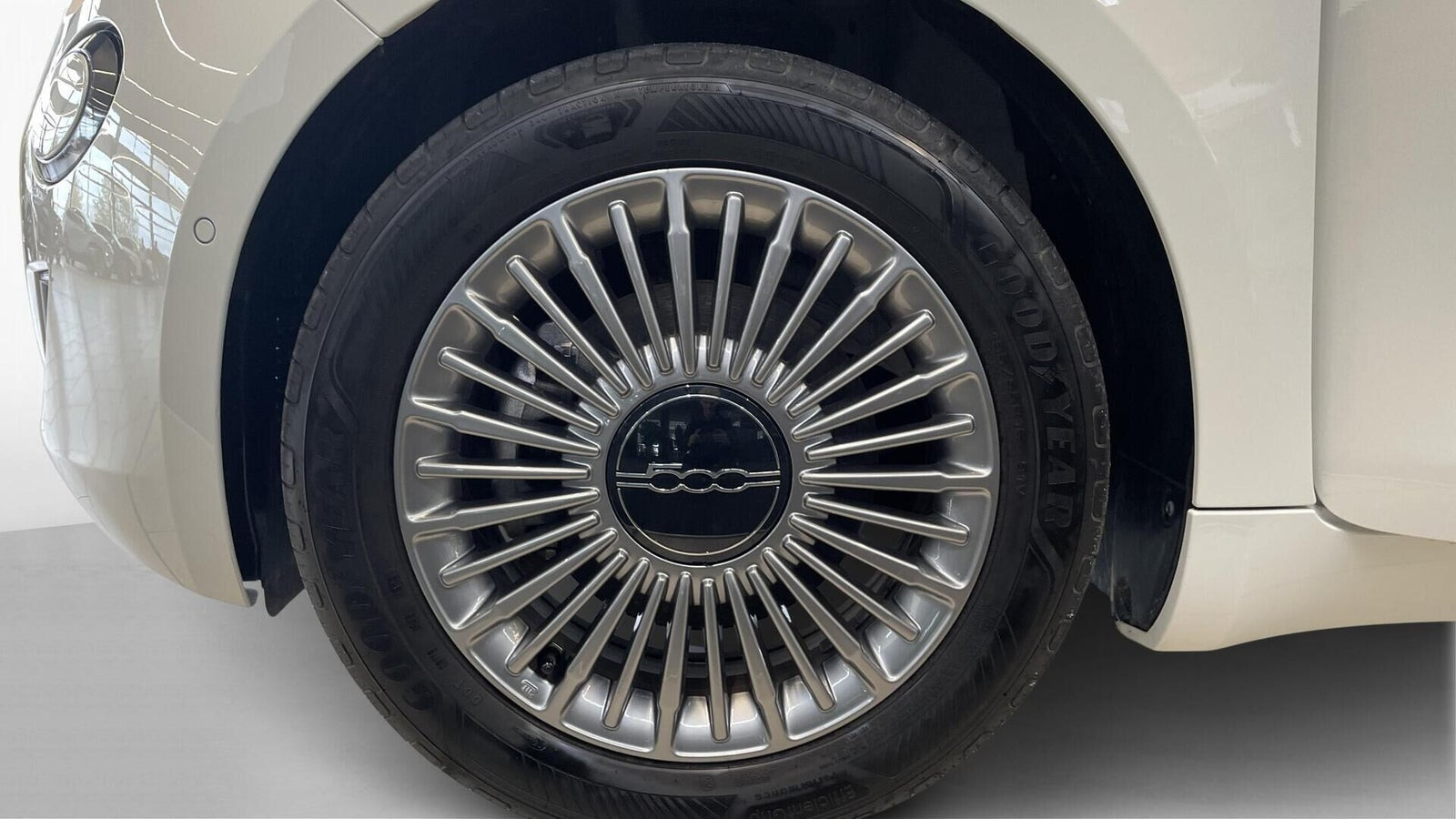 Hvid Fiat 500e fra 2024