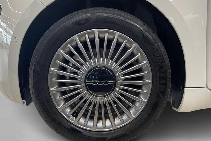 Hvid Fiat 500e fra 2024