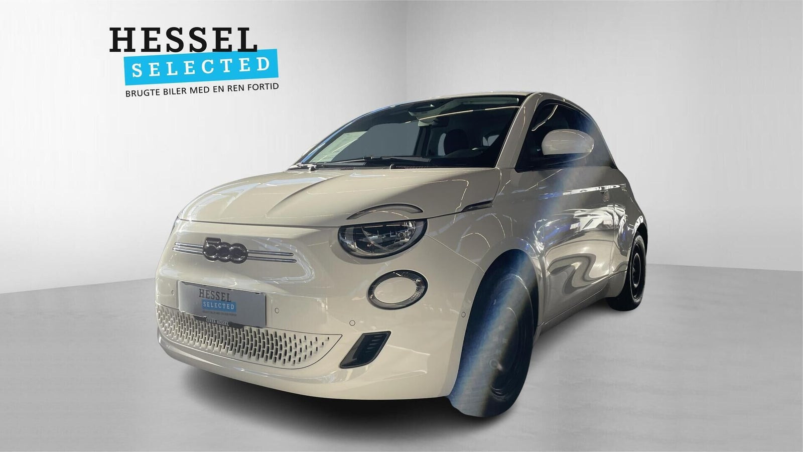 Hvid Fiat 500e fra 2024 set udefra