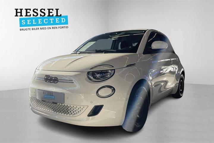 Hvid Fiat 500e fra 2024 set udefra