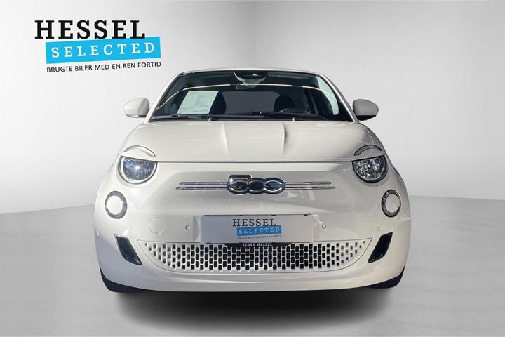 Hvid Fiat 500e fra 2024