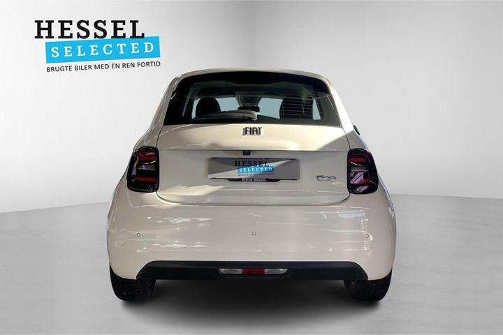 Hvid Fiat 500e fra 2024