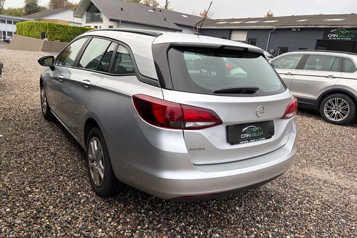 Sølv Opel Astra fra 2016