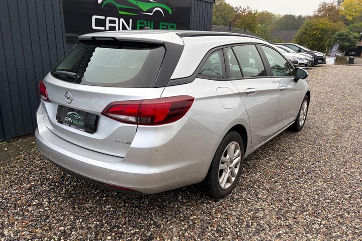 Sølv Opel Astra fra 2016