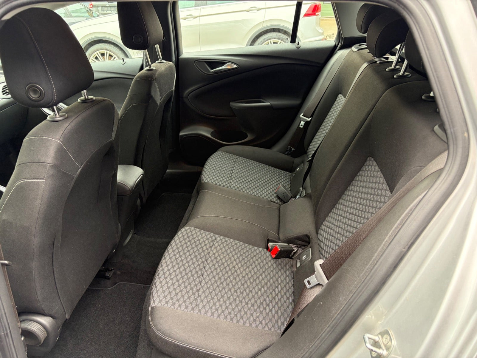 Sølv Opel Astra fra 2016