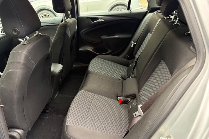 Sølv Opel Astra fra 2016