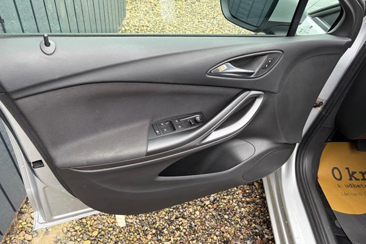 Sølv Opel Astra fra 2016