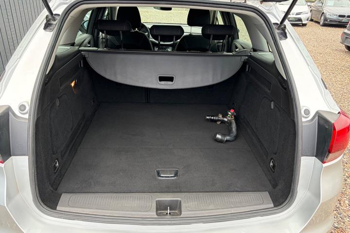 Sølv Opel Astra fra 2016