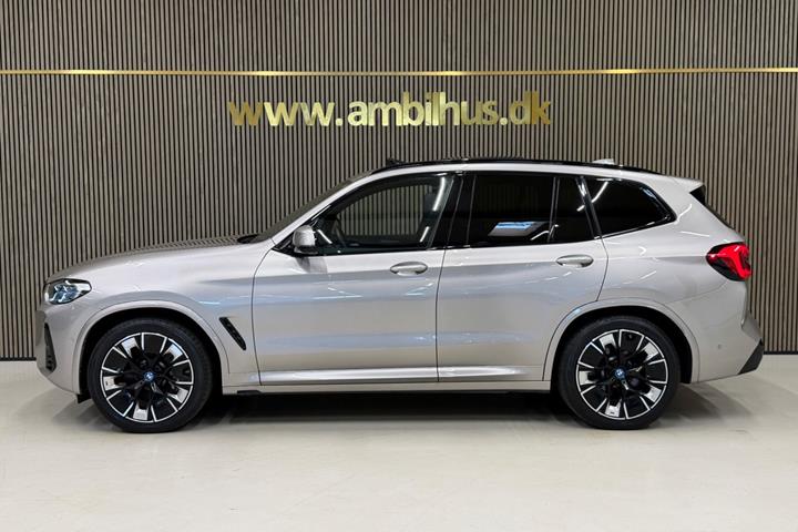 Sølv BMW iX3 fra 2024