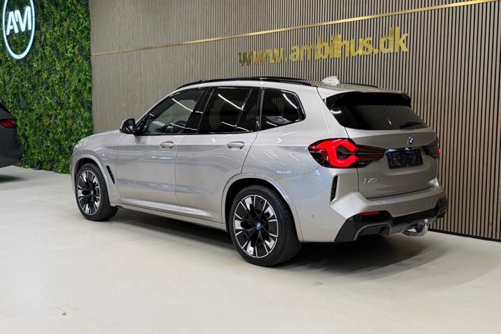 Sølv BMW iX3 fra 2024