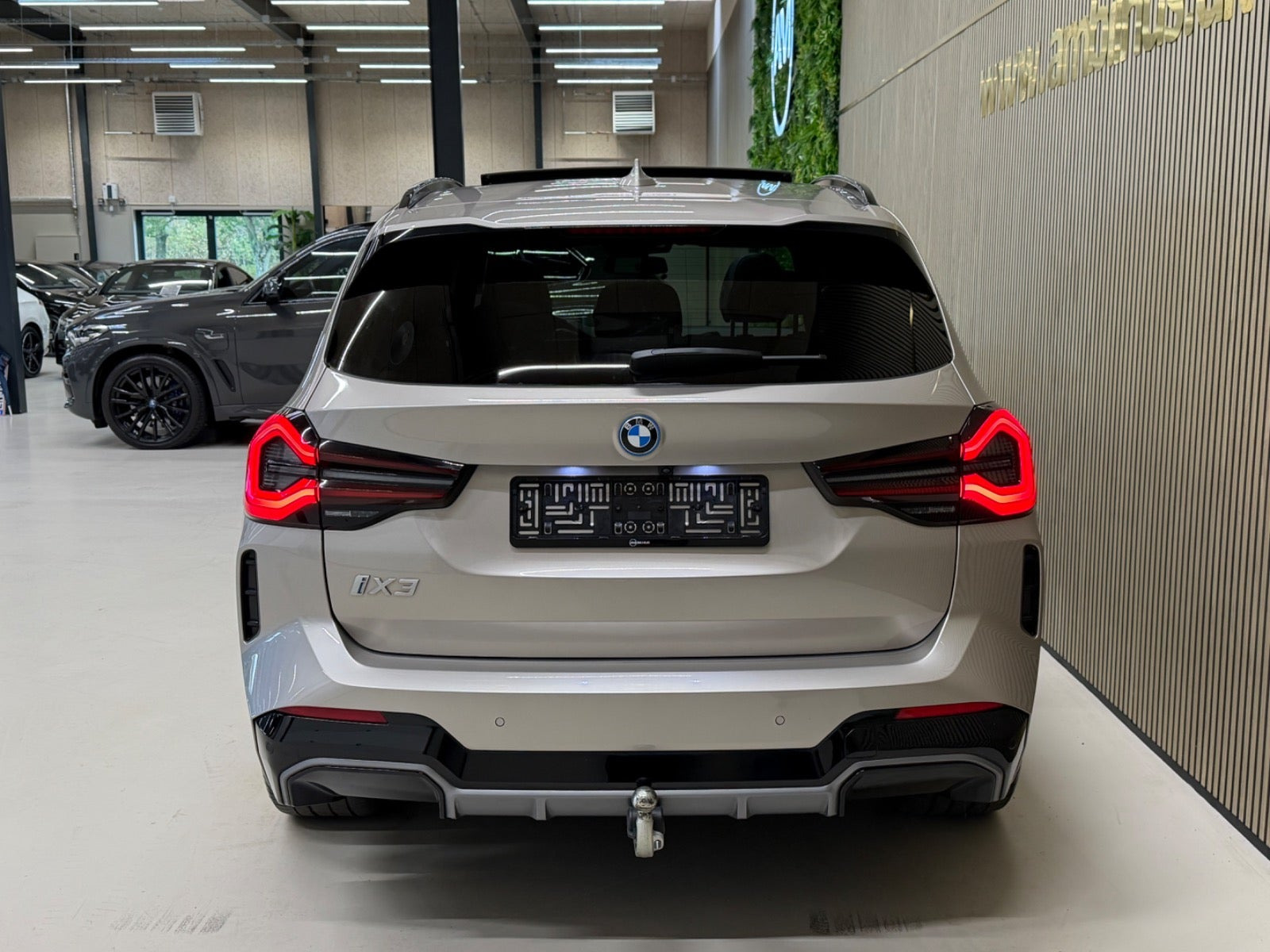 Sølv BMW iX3 fra 2024