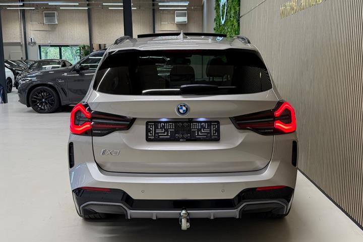 Sølv BMW iX3 fra 2024