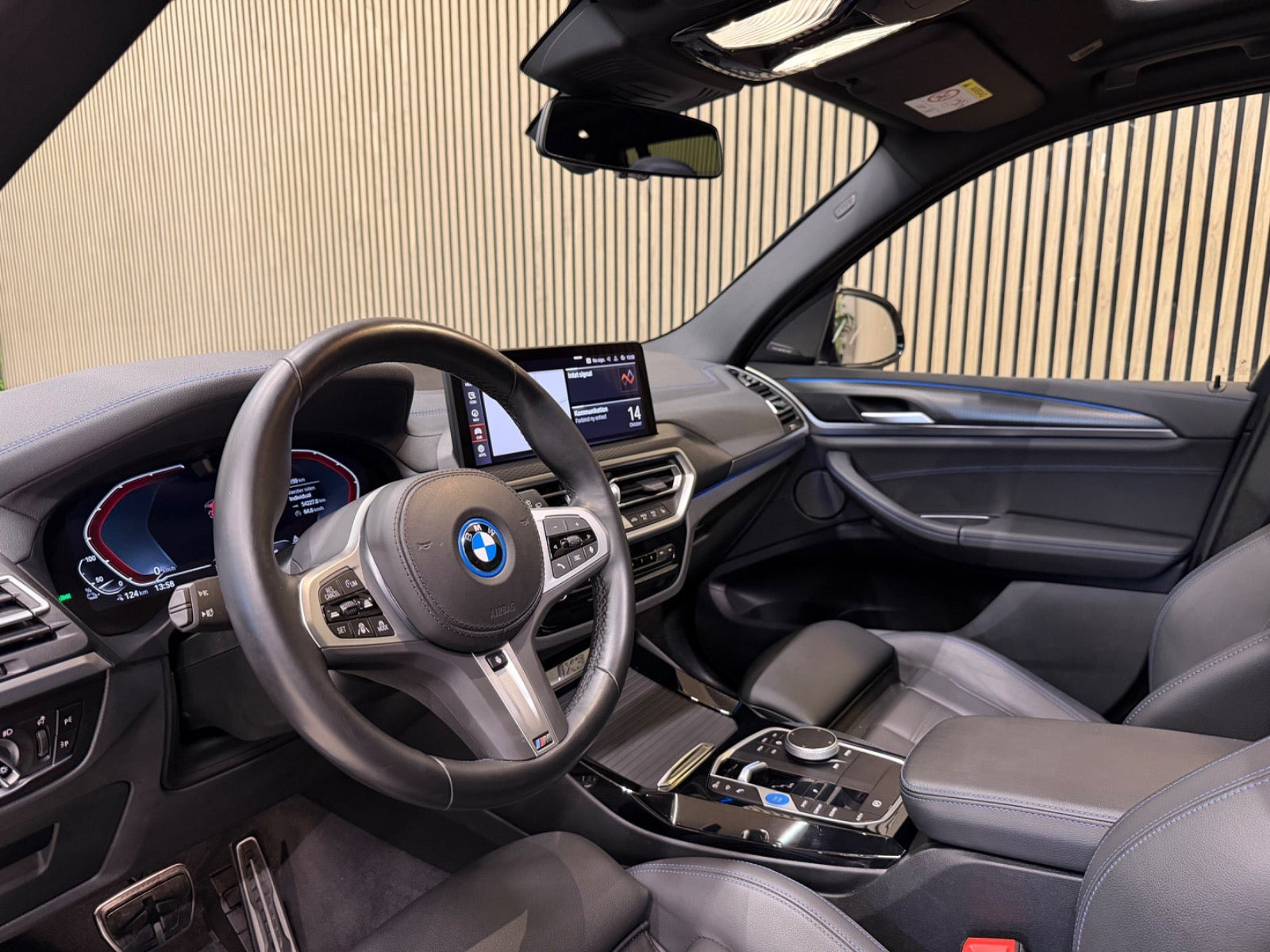 Sølv BMW iX3 fra 2024