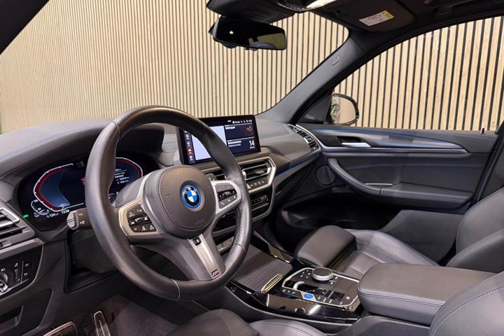 Sølv BMW iX3 fra 2024