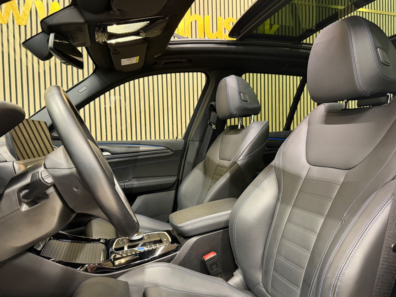 Sølv BMW iX3 fra 2024