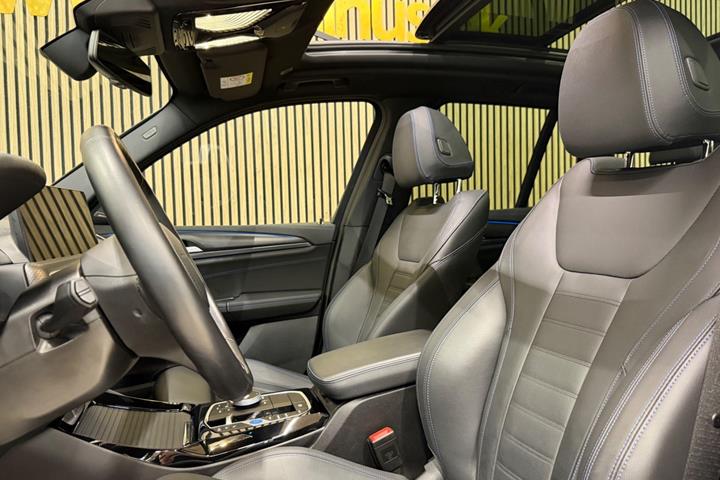 Sølv BMW iX3 fra 2024