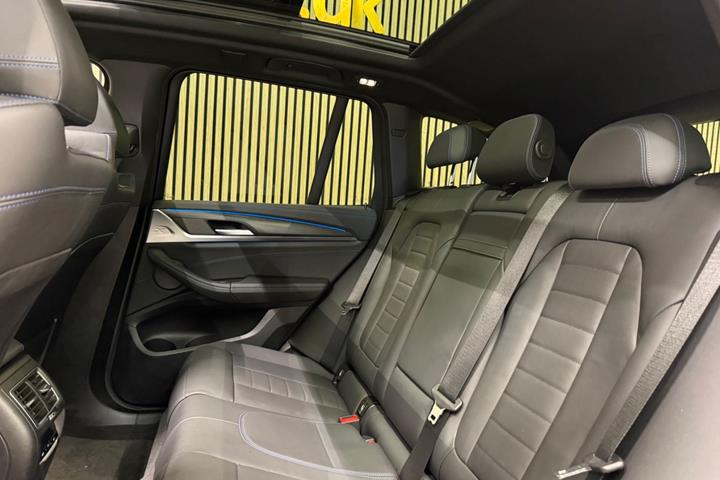 Sølv BMW iX3 fra 2024