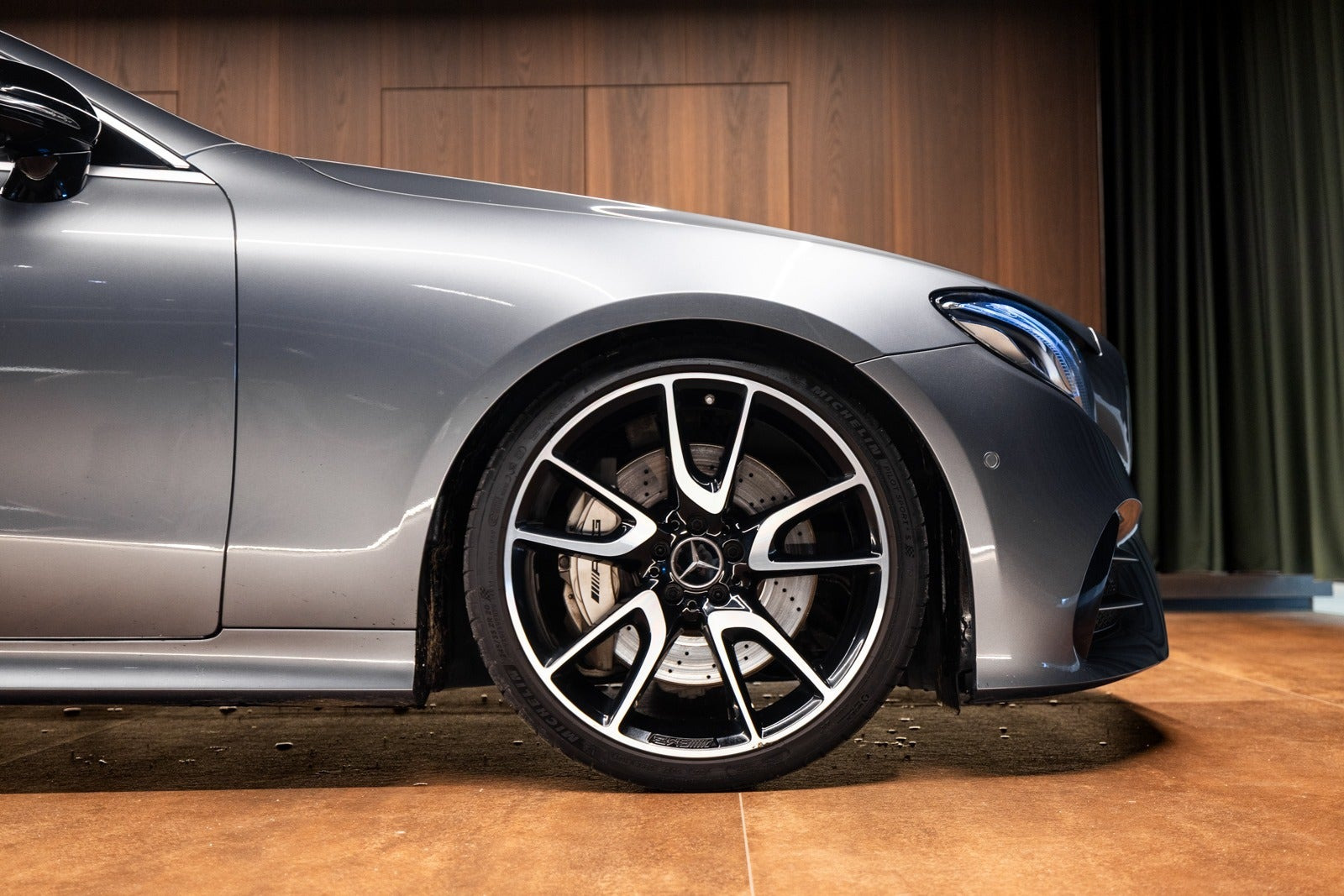 Grå Mercedes E53 fra 2019