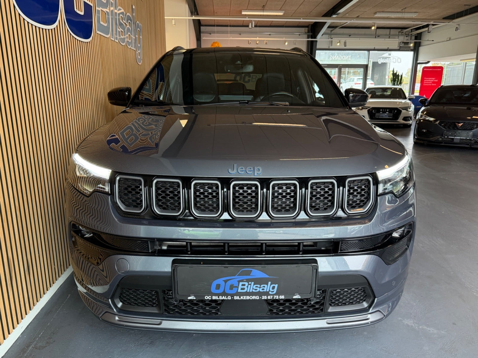 Grå Jeep Compass fra 2021
