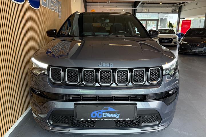 Grå Jeep Compass fra 2021
