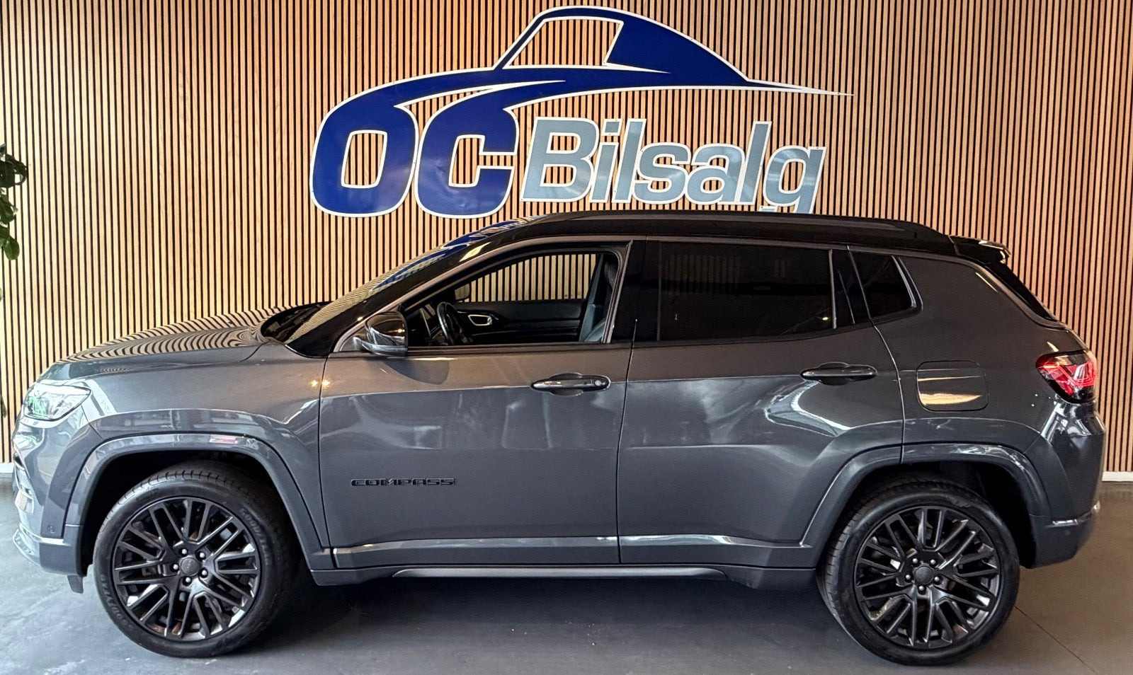Grå Jeep Compass fra 2021