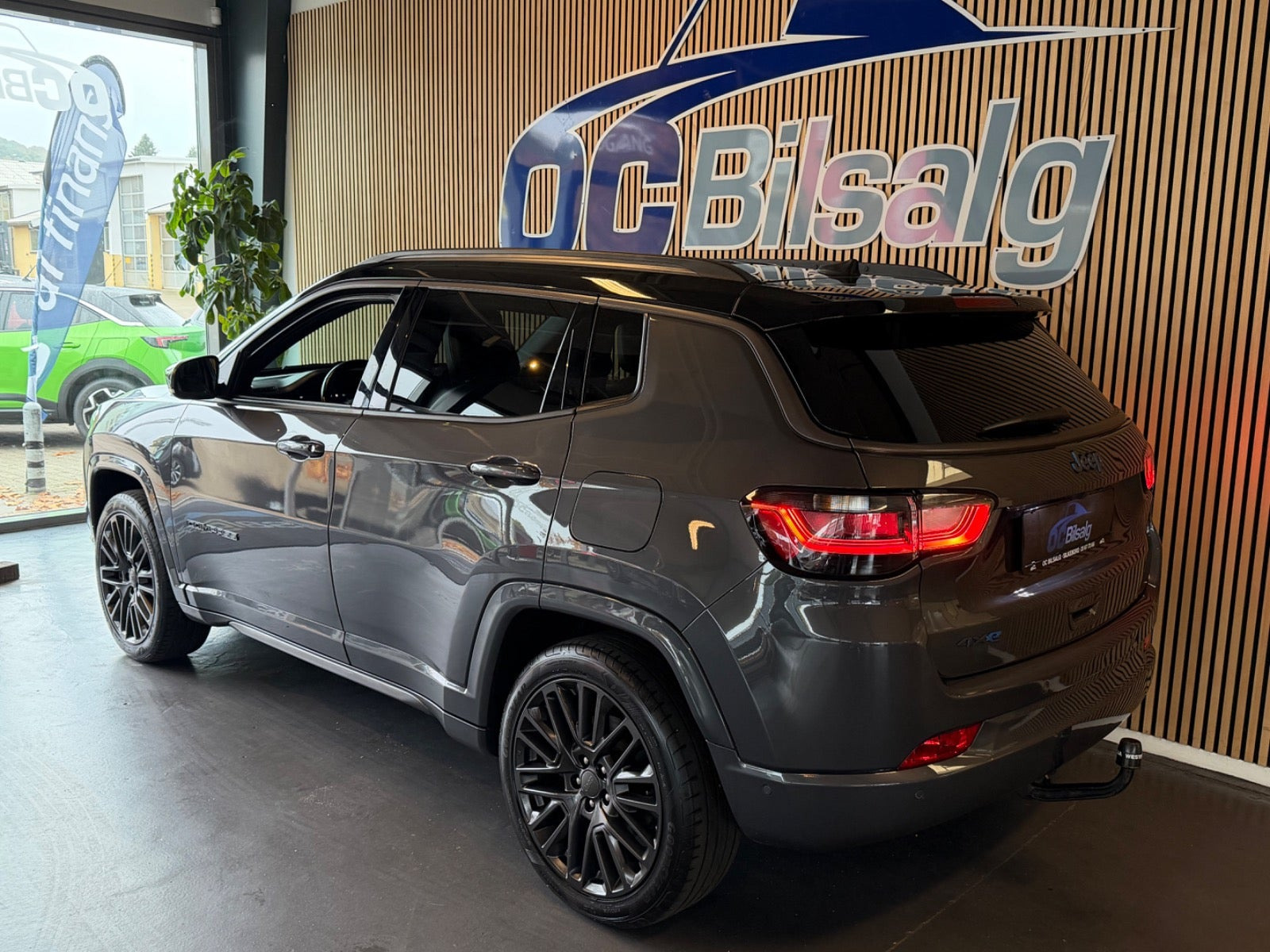 Grå Jeep Compass fra 2021