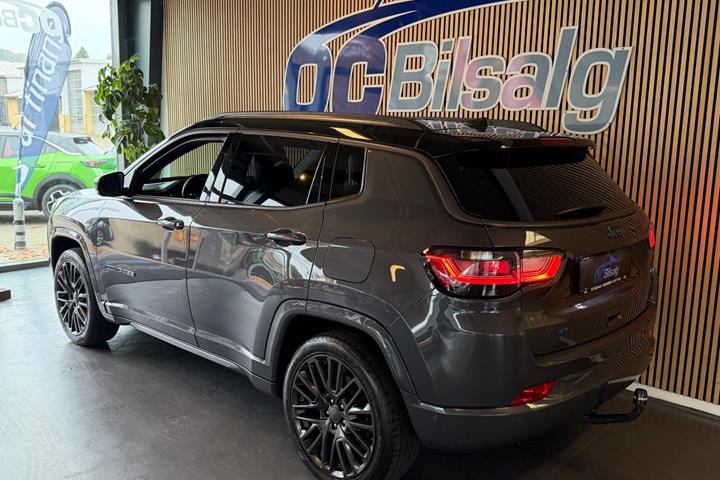 Grå Jeep Compass fra 2021