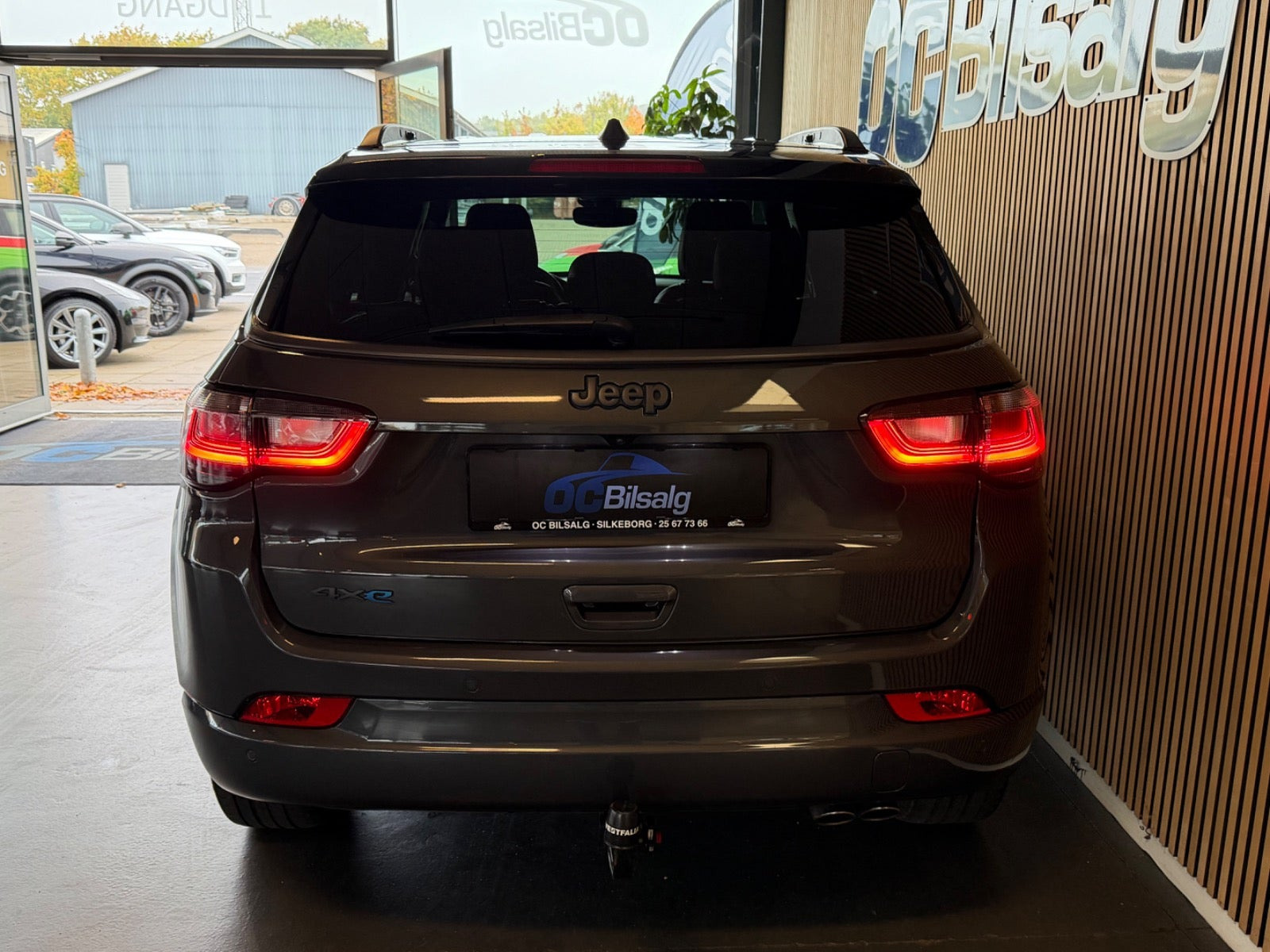 Grå Jeep Compass fra 2021