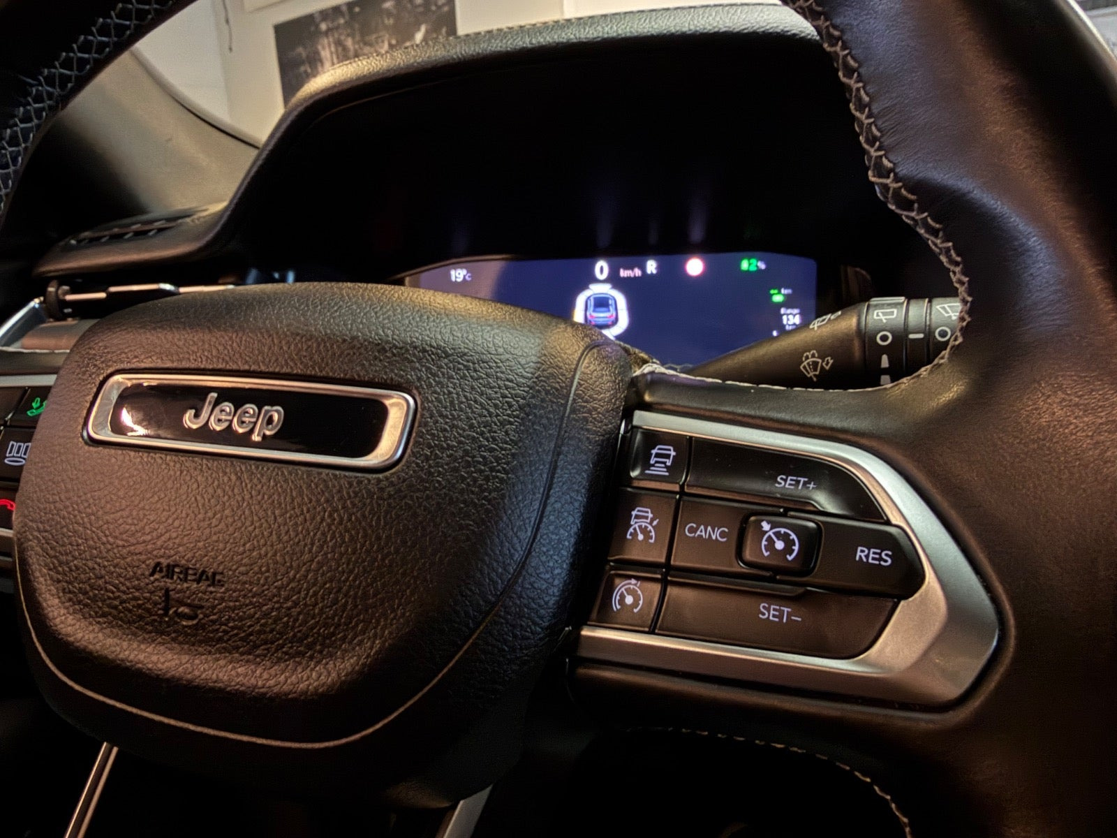 Grå Jeep Compass fra 2021