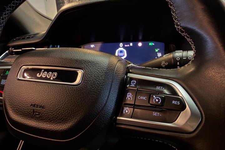 Grå Jeep Compass fra 2021
