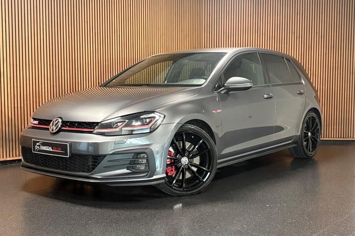 Grå VW Golf VII fra 2017