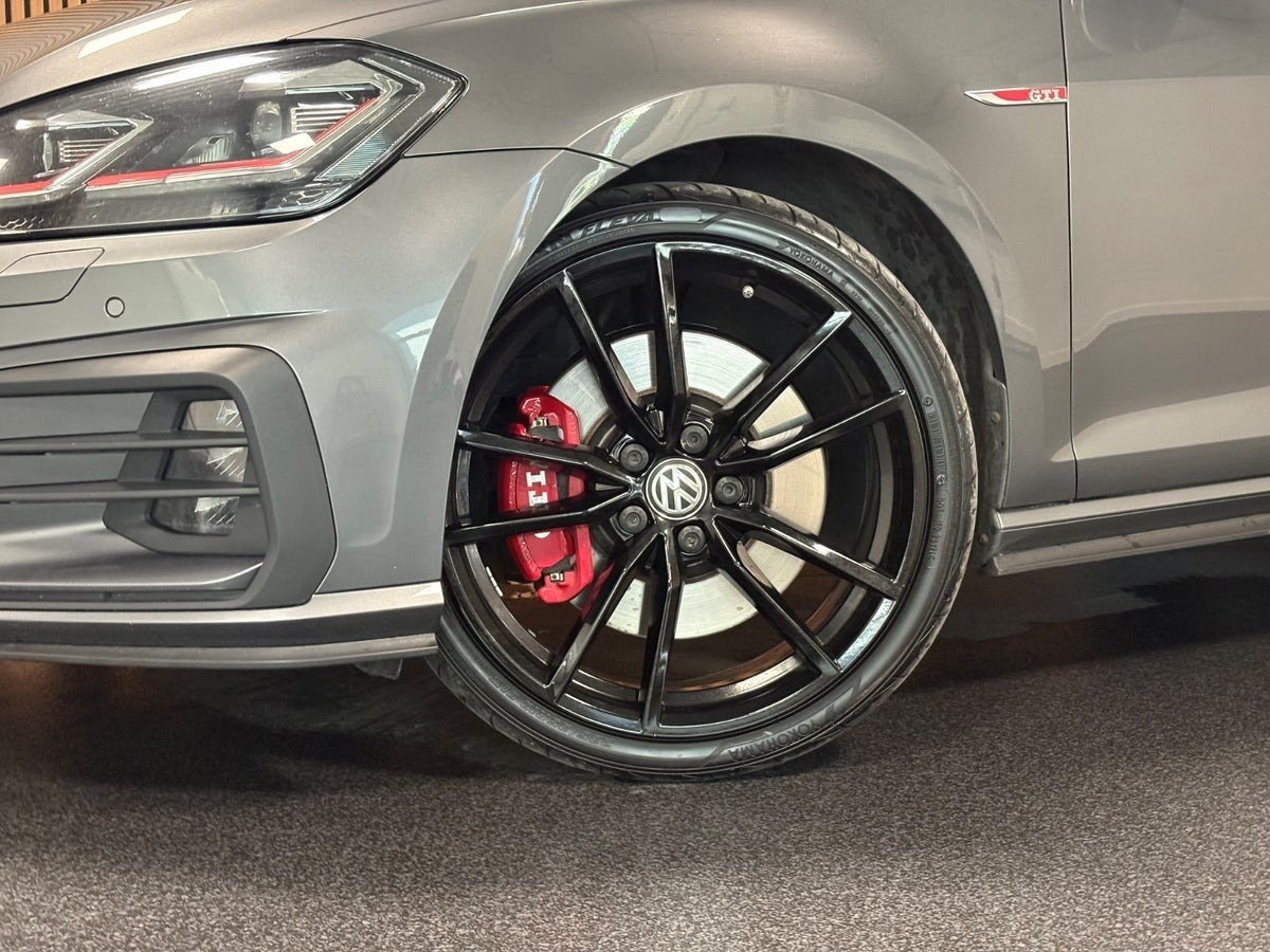 Grå VW Golf VII fra 2017