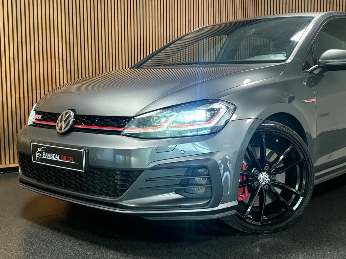 Grå VW Golf VII fra 2017