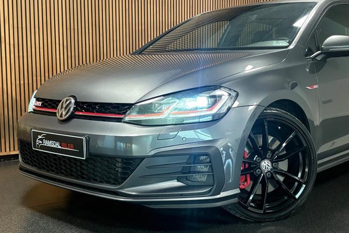 Grå VW Golf VII fra 2017