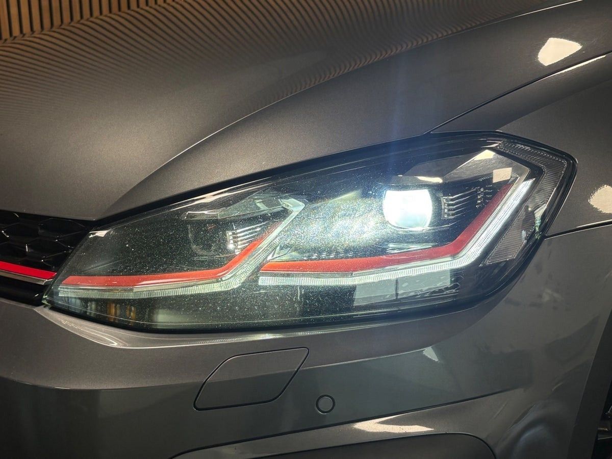 Grå VW Golf VII fra 2017