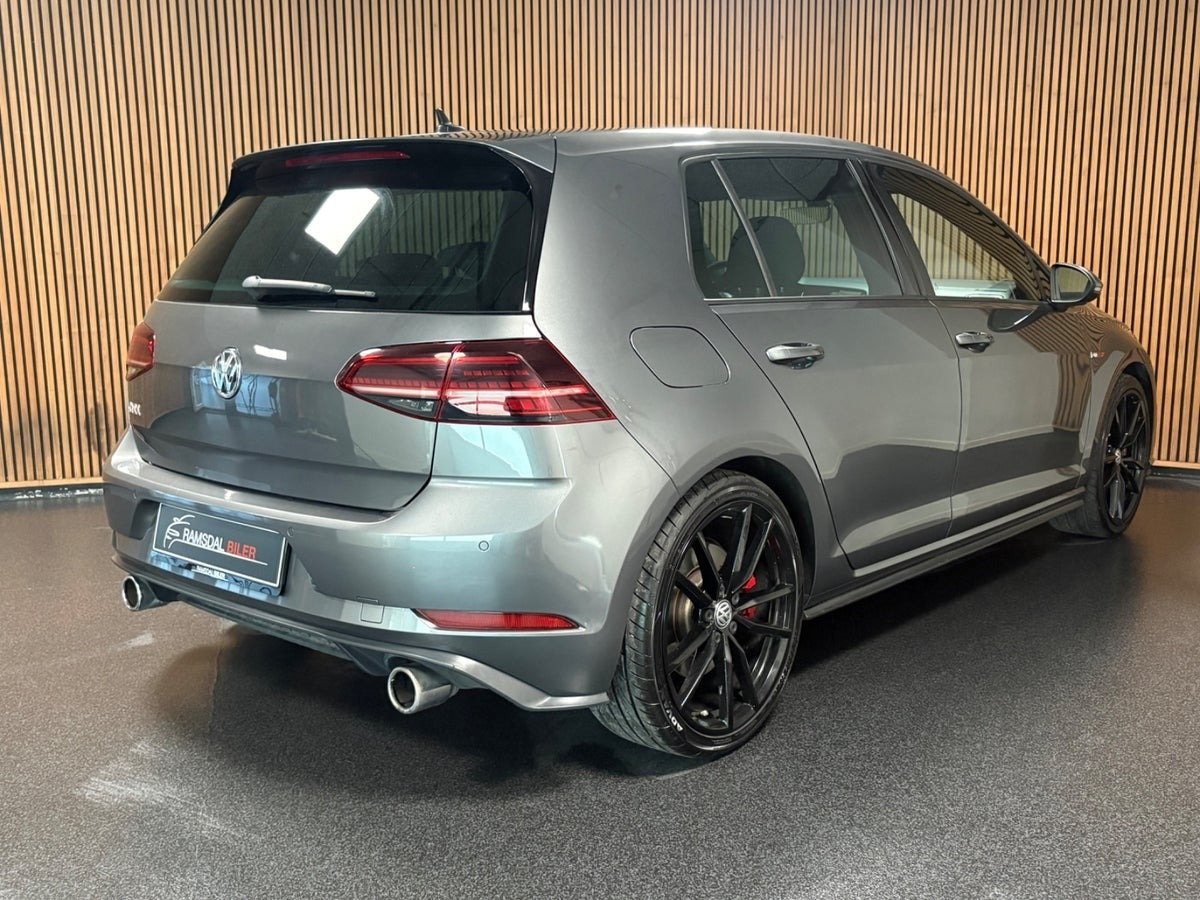 Grå VW Golf VII fra 2017