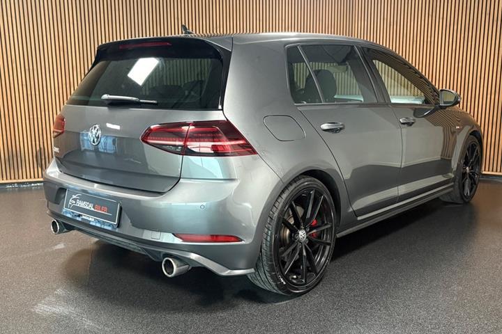 Grå VW Golf VII fra 2017