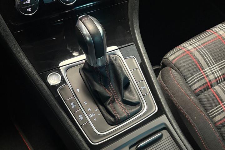 Grå VW Golf VII fra 2017