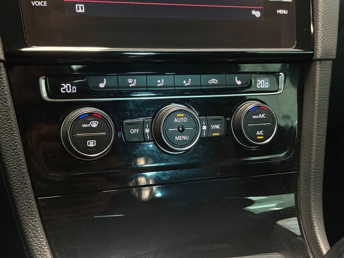 Grå VW Golf VII fra 2017