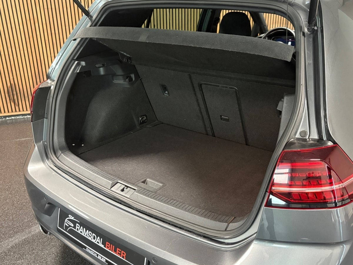 Grå VW Golf VII fra 2017