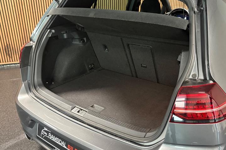 Grå VW Golf VII fra 2017