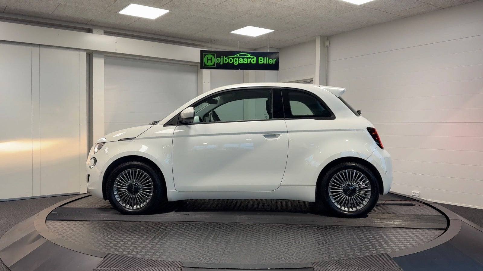 Hvid Fiat 500e fra 2023