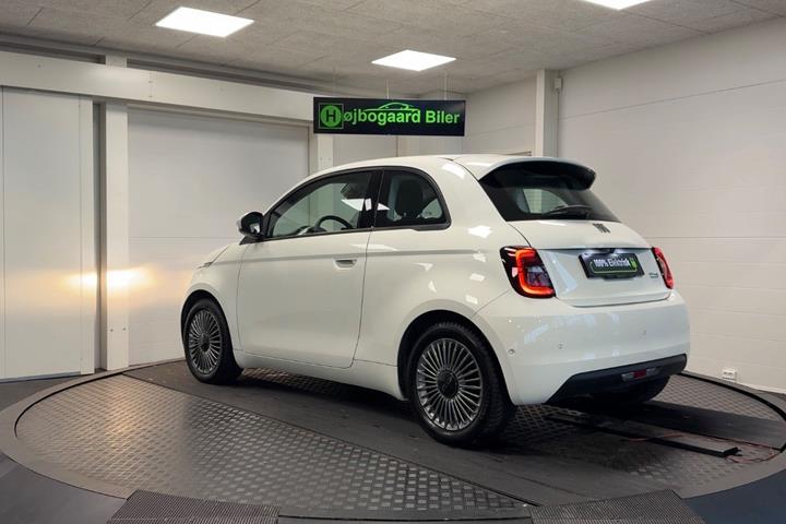 Hvid Fiat 500e fra 2023
