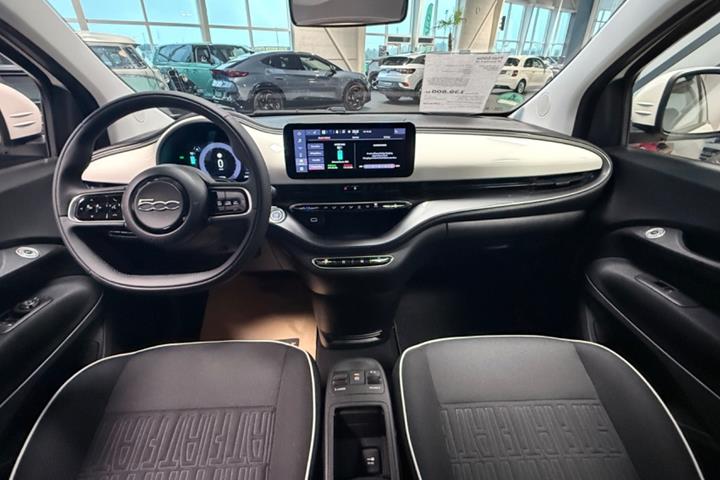 Hvid Fiat 500e fra 2023