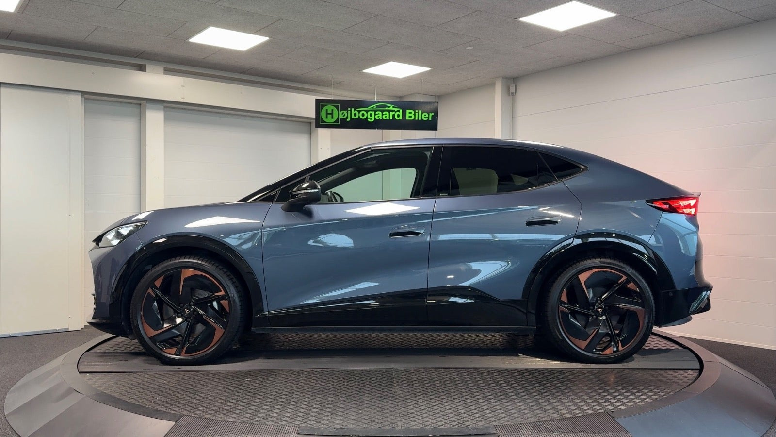 Blå Cupra Tavascan fra 2025