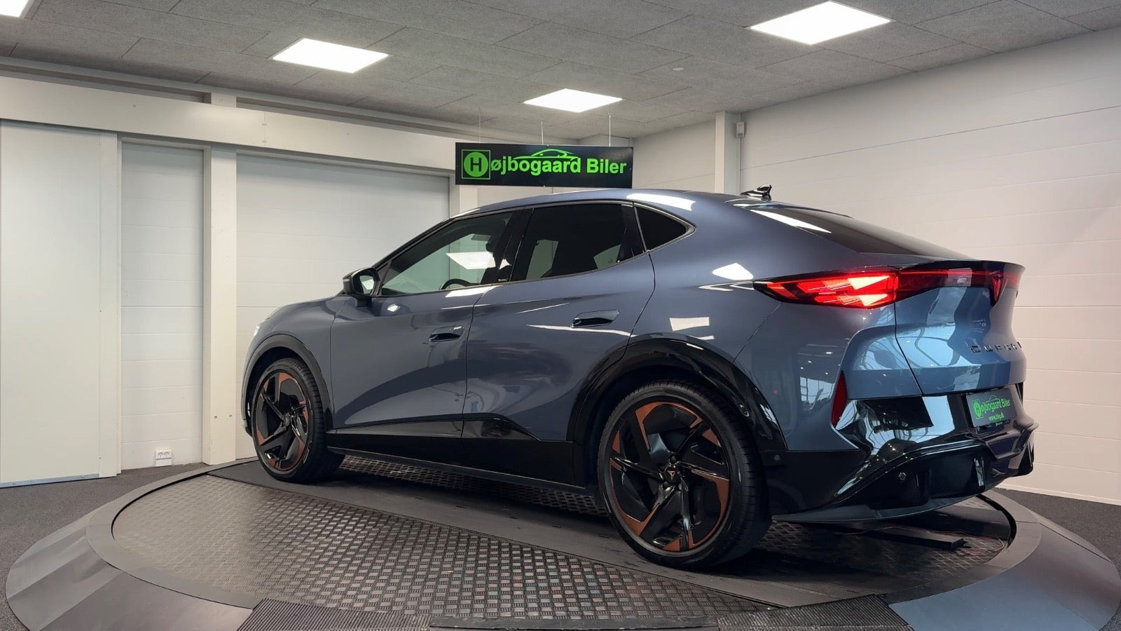 Blå Cupra Tavascan fra 2025