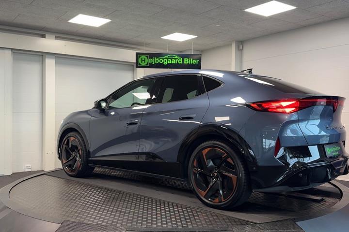 Blå Cupra Tavascan fra 2025