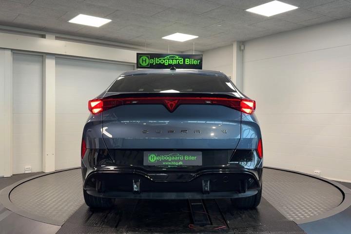Blå Cupra Tavascan fra 2025