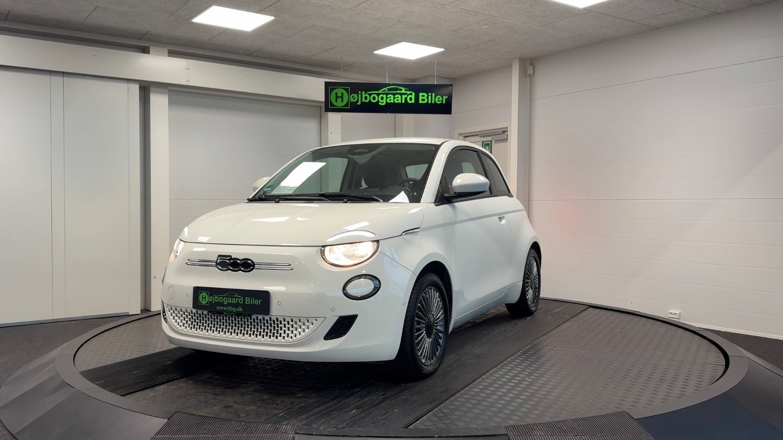 Hvid Fiat 500e fra 2023 set udefra