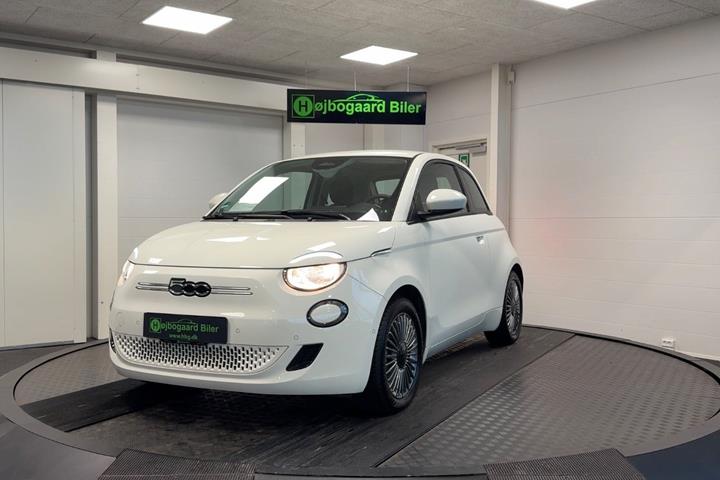 Hvid Fiat 500e fra 2023 set udefra